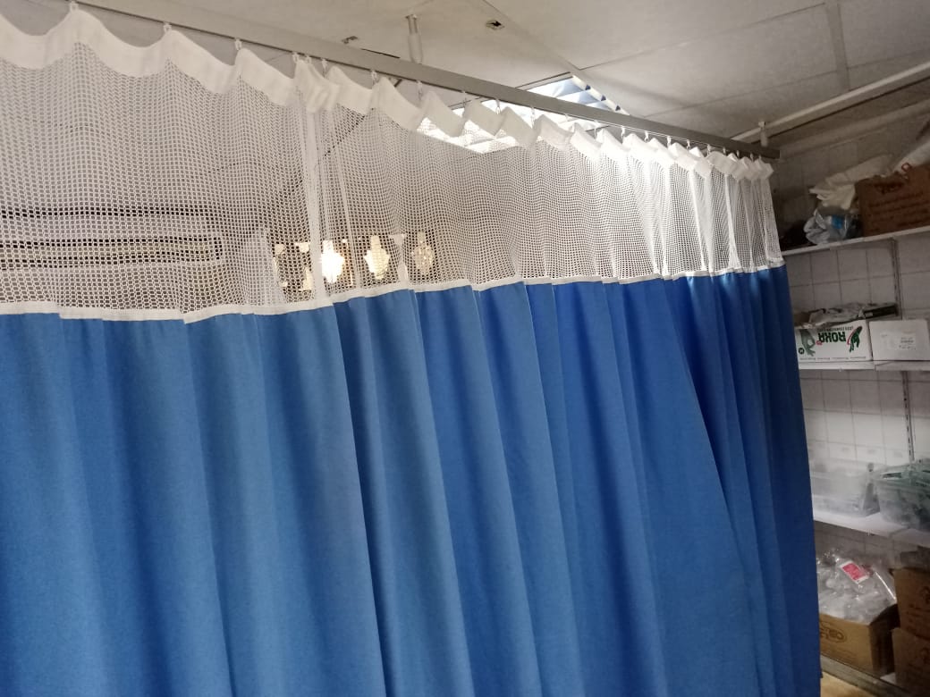 ستائر بين اسرة